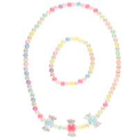 Parure fantaisie pour enfants composée d'un collier élastique de perles multicolores et de perles en forme de bonbons et d'un bracelet élastique en perles multicolores.