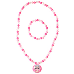 Parure fantaisie pour enfant composée d'un bracelet élastique de perles roses et transparentes, et d'un collier élastique de perles roses et transparentes avec pendentif rond représentant une fillette.