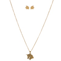 Parure composée d'un collier chaîne avec un pendentif licorne en acier doré et d'une paire de boucles d'oreilles puces en forme de licorne en acier doré.