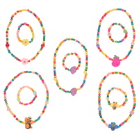 Parure pour enfant composée d'un collier et d'un bracelet élastique de perles en bois multicolore. 5 modèles  différents. Vendu à l'unité, votre préférence en commentaire.