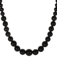 collier composé d'un cordon avec perles boules de couleur noire. Fermoir mousqueton en acier argenté.