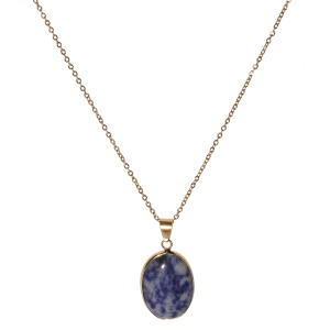 Collier composé d'une chaîne en acier doré et d'un pendentif de forme ovale serti d'une pierre de couleur bleue.