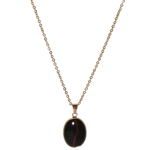 Collier composé d'une chaîne en acier doré et d'un pendentif de forme ovale serti d'une pierre de couleur noire.