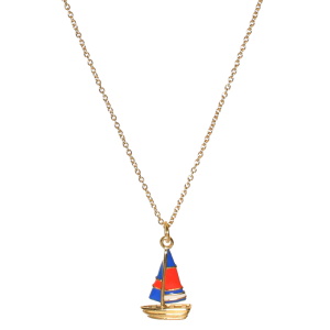 Collier composé d'une chaîne en acier doré et d'un pendentif en forme de bateau pavé d'émail de couleur. Fermoir mousqueton avec anneaux de rappel à 47, 50 et 53 cm.