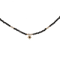 Collier composé de perles en véritable pierre d'agate noire et d'un pendentif étoile en acier doré surmonté d'un cristal de couleur noire. Fermoir mousqueton avec 5 cm de rallonge.