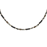 Collier composé de perles en acier doré et de perles de couleur noire. Fermoir mousqueton avec 5 cm de rallonge.