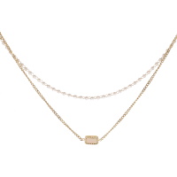 Collier double rangs composé d'une chaîne de 39 cm de long en acier doré et de perles synthétiques, ainsi qu'une chaîne de 40 cm de long en acier doré avec un médaillon en nacre serti clos de forme rectangulaire. Fermoir mousqueton avec 5 cm de rallonge.