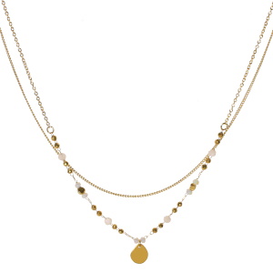 Collier double rangs composé d'une chaîne de 39 cm de long en acier doré, ainsi qu'une chaîne de 40 cm de long avec perles et un pendentif en acier doré et de perles de couleur blanche. Fermoir mousqueton avec 5 cm de rallonge.