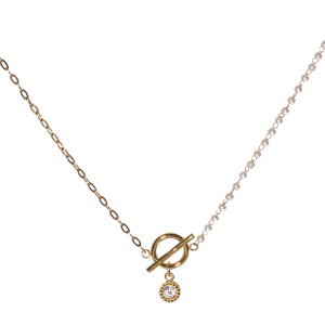 Collier composé d'une chaîne en acier doré, d'une chaîne de perles d'imitation, d'un cercle barré en acier doré et d'un pendentif rond serti d'un cristal. Fermoir mousqueton avec 5 cm de rallonge.