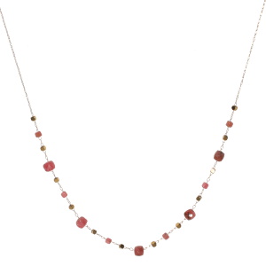 Collier composé d'une chaîne avec perles cubiques en acier doré et de perles cubiques de couleur rose et rouge. Fermoir mousqueton avec 5 cm de rallonge.
