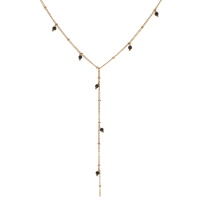 Collier de forme Y composé d'une chaîne en acier doré et de perles de couleur noire. Fermoir mousqueton avec 5 cm de rallonge.