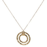 Collier composé d'une chaîne et d'un pendentif double cercle martelé en acier doré. Fermoir mousqueton avec 3 cm de rallonge.