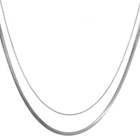 Collier double rangs composé d'une chaîne de 38 cm de long en acier argenté et d'une chaîne maille serpent de 42 cm de long en acier argenté. Fermoir mousqueton avec 5 cm de rallonge.