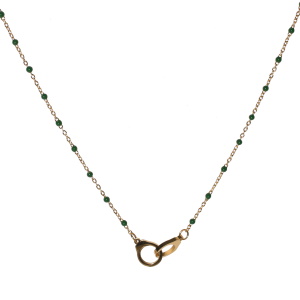 Collier composé d'une chaîne avec une paire de menottes en acier doré et de perles en émail de couleur verte. Fermoir mousqueton avec 5 cm de rallonge.