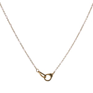 Collier composé d'une chaîne avec une paire de menottes en acier doré et de perles en émail de couleur blanche. Fermoir mousqueton avec 5 cm de rallonge.
