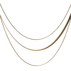 Collier triple rangs composé d'une chaîne de 38 cm de long en acier doré, d'une chaîne maille serpent de 40 cm de long en acier doré, ainsi qu'une chaîne de 46 cm de long en acier doré. Fermoir mousqueton avec 5 cm de rallonge.
