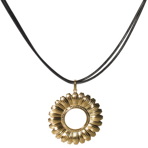 Collier composé d'un cordon en coton ciré de couleur noir et d'un pendentif en forme fleur en acier doré. Fermoir mousqueton avec 5 cm de rallonge.