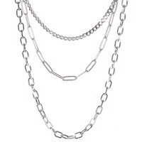 Collier triple rangs en acier  argenté composé d'un collier de 40 cm de long, d'un collier de 45 cm de long et d'un collier de 54 cm de long. Fermoir mousqueton avec 6 cm de rallonge.
