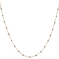 Collier composé d'une chaîne en acier doré et de perles en émail de couleur noire. Fermoir mousqueton avec 7 cm de rallonge.