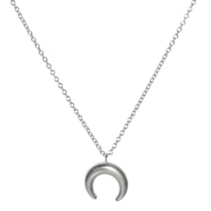 Collier composé d'une chaîne et d'un pendentif en acier argenté. Fermoir mousqueton avec 5 cm de rallonge.