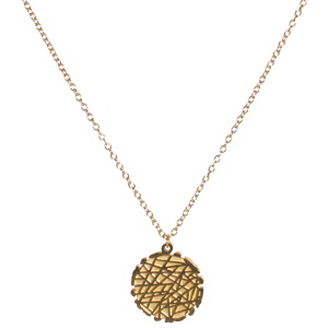 Collier composé d'une chaîne et d'un pendentif rond rayé en acier doré. Fermoir mousqueton avec 4 cm de rallonge.