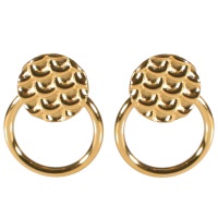 Boucles d'oreilles pendantes composées d'une pastille martelée et d'un cercle en acier doré.