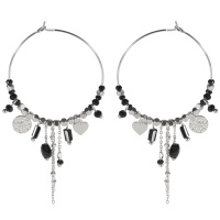Boucles d'oreilles créoles avec pendants (chaînettes, cœur, pastille ronde martelée) et perles cubiques en acier 316L argenté et perles de couleur noire.