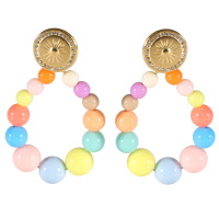 Boucles d'oreilles pendantes composées d'une pastille ronde avec dessin de soleil en acier doré pavée d'un cercle de strass et un cercle ovale de perles multicolores.