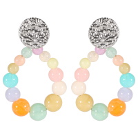 Boucles d'oreilles pendantes composées d'une pastille ronde martelée en acier argenté et un cercle ovale de perles multicolores.