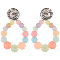 Boucles d'oreilles pendantes composées d'une pastille ronde martelée avec dessin d'étoile en acier argenté sertie d'un cristal de couleur rose et un cercle ovale de perles multicolores.