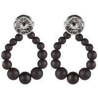 Boucles d'oreilles pendantes composées d'une pastille ronde martelée avec dessin d'étoile en acier argenté sertie d'un cristal de couleur noire et un cercle ovale de perles de couleur noire.