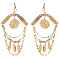 Boucles d'oreilles pendantes avec chaînettes, plumes et soleil en acier doré et perles de couleur verte.