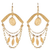 Boucles d'oreilles pendantes avec chaînettes, plumes et soleil en acier doré et perles de couleur blanche.