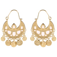 Boucles d'oreilles créoles pendantes en acier doré avec motifs en émail de couleur blanche et pampilles rondes martelées en acier doré.