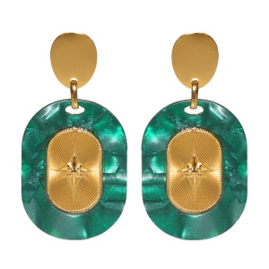 Boucles d'oreilles pendantes composées d'une puce ovale en acier doré et d'une pastille ovale de couleur verte sertie d'une plaque avec une étoile en acier doré.