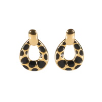 Boucles d'oreilles pendantes composées d'un cercle ovale en acier doré pavé d'émail de couleur noir.