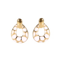 Boucles d'oreilles pendantes composées d'un cercle ovale en acier doré pavé d'émail de couleur blanc.