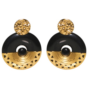 Boucles d'oreilles pendantes composées d'une puce ronde martelée en acier doré et d'une pastille ronde de couleur noire pavée d'une plaque demi cercle en acier doré et surmontée d'un cabochon de couleur noir.