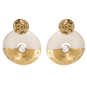 Boucles d'oreilles pendantes composées d'une puce ronde martelée en acier doré et d'une pastille ronde de couleur blanche pavée d'une plaque demi cercle en acier doré et surmontée d'un cabochon de couleur blanc.