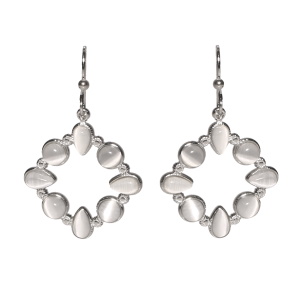 Boucles d'oreilles pendantes en acier argenté serties de pierres grises et blanches.