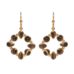 Boucles d'oreilles pendantes en acier doré serties de pierres noires.