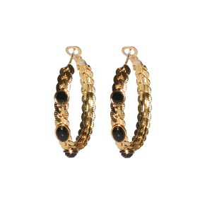 Boucles d'oreilles créoles en forme de chaîne en acier doré surmontées de deux cristaux noirs sertis clos et d'un cabochon de forme ovale de couleur noir.