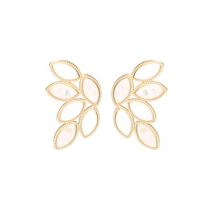 Boucles d'oreilles pendantes en forme de feuilles en acier doré pavées d'émail de couleur blanc.
