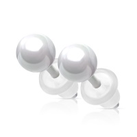 Boucles d'oreilles puces boules en céramique de couleur blanche.