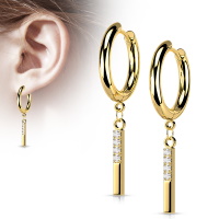 Boucles d'oreilles créoles en acier doré avec pendant barre pavée en partie d'oxydes de zirconium blancs.