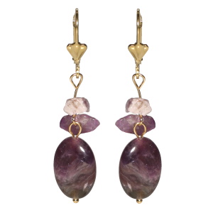 Boucles d'oreilles dormeuses pendantes en acier doré avec pierres de couleur violette et une perle ovale en pierre de couleur violette.