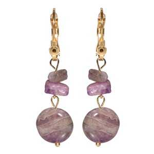 Boucles d'oreilles dormeuses pendantes en acier doré avec pierres de couleur violette et une perle ronde en pierre de couleur violette.