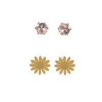 Lot de deux paires de boucles d'oreilles puces en forme de fleur en acier doré et un strass serti 4 griffes.
