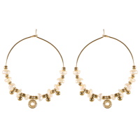Boucles d'oreilles créoles avec pendant cercle en acier doré surmontées de perles en nacre.