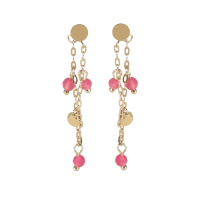 Boucles d'oreilles pendantes composées d'une puce ronde lisse, d'une chaînette et de pastilles rondes lisses en acier doré et de perles de couleur rose.